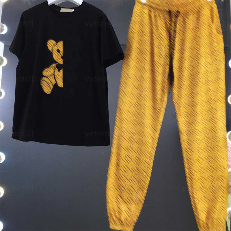 2 Piece Set Woman T Shirt Suit Bear Logo Print Short-sleeved Round Neck Tshirt Classic Floral Pattern Decorated Long Sports Pants Designer Football Tracksuit 0607
2 Piece Set Woman T Shirt Suit Bear Logo Print Short-sleeved Round Neck Tshirt Classic Floral Pattern Decorated Long Sports Pants Designer Football Tracksuit 0607