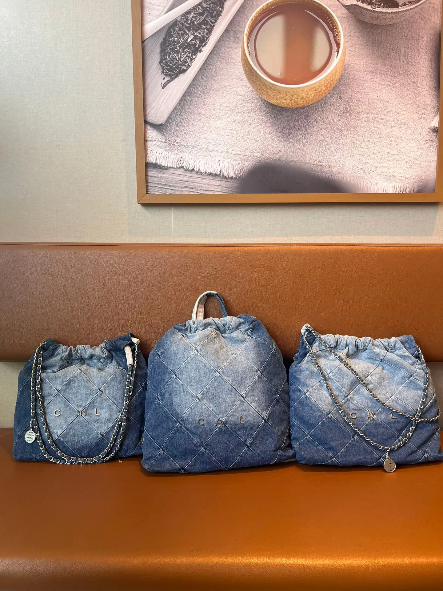 Channel designer luxury 23S new 22 bag Bin bag jeans backpack physical bag denim series handbag soft and fashionable silver logo 1162 backpack 34cm 35cm39CM
Channel designer luxury 23S new 22 bag Bin bag jeans backpack physical bag denim series handbag soft and fashionable silver logo 1162 backpack 34cm 35cm39CM