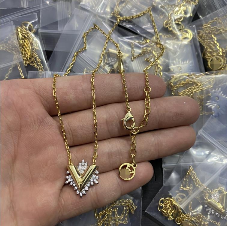 Luxury Brand Pendant Letter Flowers Pendant Necklace Designer Fashion Gold Plate Simple Necklaces Wedding Party Crysatl Woman Jewerlry Necklace VN-0981
Luxury Brand Pendant Letter Flowers Pendant Necklace Designer Fashion Gold Plate Simple Necklaces Wedding Party Crysatl Woman Jewerlry Necklace VN-0981