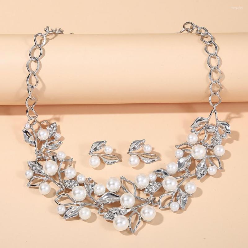 Chains 1Set Bride Necklace Rhinestone Hollow Leaf Pendant Splicing Elegant Simulated Faux Pearl Stud Earrings Chain Kit Wedding Jewelry
Chains 1Set Bride Necklace Rhinestone Hollow Leaf Pendant Splicing Elegant Simulated Faux Pearl Stud Earrings Chain Kit Wedding Jewelry