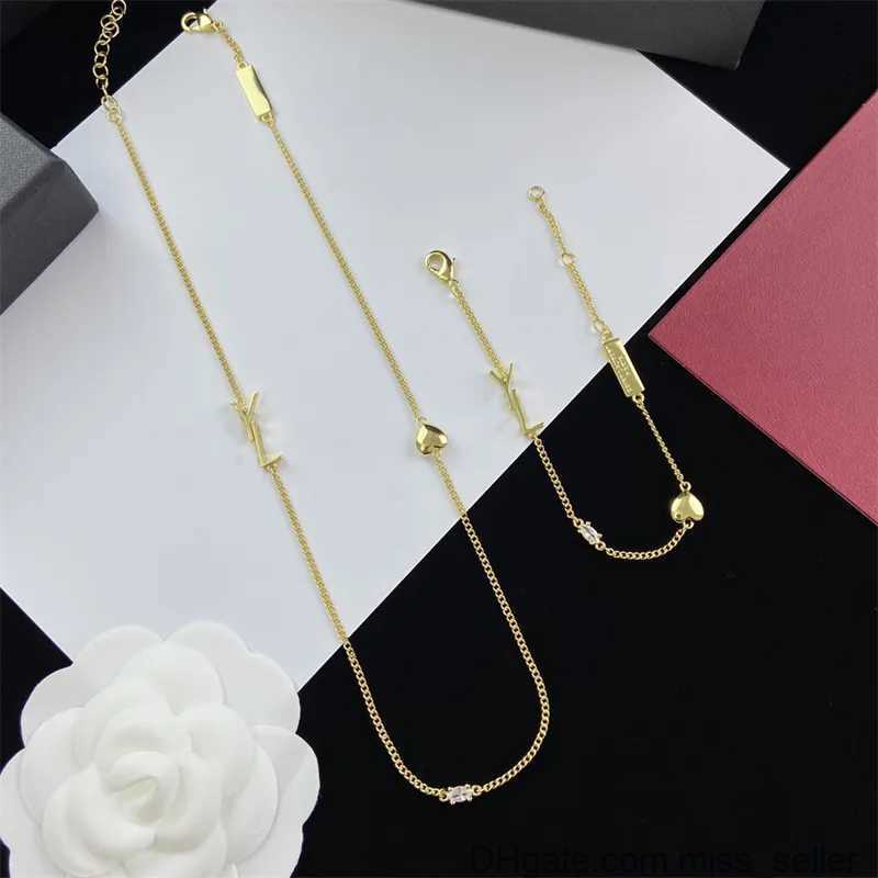Heart Designer Bracelets Necklace Pendants For Womens Fashion Diamonds Gold Chain Bracelet Silver Necklace Jewelry Set Mens Luxurys missseller, Necklace-silver(with box)
Heart Designer Bracelets Necklace Pendants For Womens Fashion Diamonds Gold Chain Bracelet Silver Necklace Jewelry Set Mens Luxurys missseller, Necklace-silver(with box)