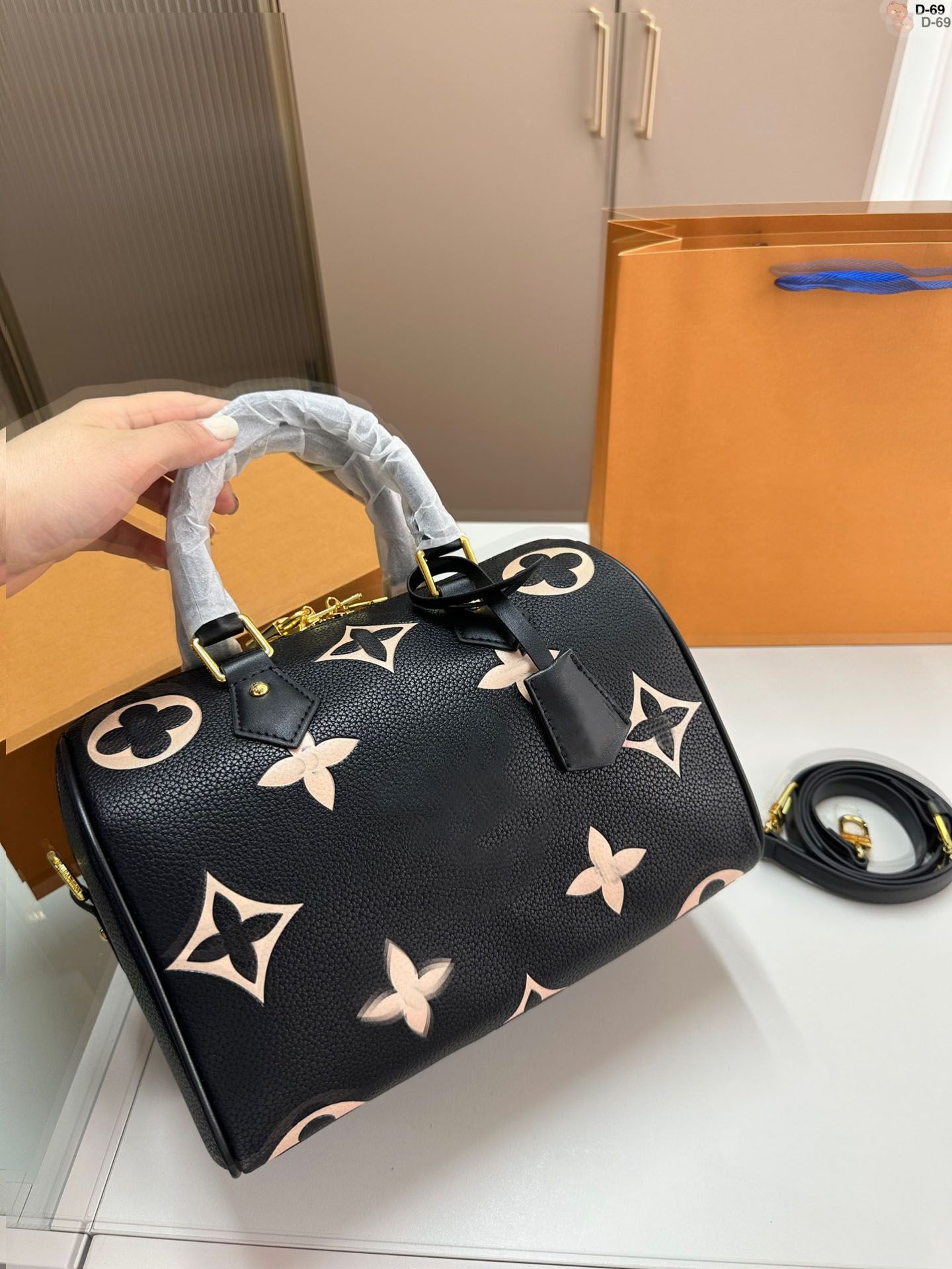 Vintage fashion Crossbody Speedy Shoulder Nano Pillow Handbags with dustbags Strap Women Bag Designer Leather Lady Luxury Purses with T Ucpp, Black
Vintage fashion Crossbody Speedy Shoulder Nano Pillow Handbags with dustbags Strap Women Bag Designer Leather Lady Luxury Purses with T Ucpp, Black