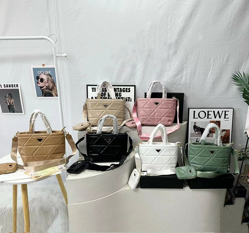 Fashion Designer Womens Tote Bag Women Handbag Shoulder Bags Mini Leahter High Quality Leather Crossbody Shopping Luxury Totes Bags New, Beige
Fashion Designer Womens Tote Bag Women Handbag Shoulder Bags Mini Leahter High Quality Leather Crossbody Shopping Luxury Totes Bags New, Beige