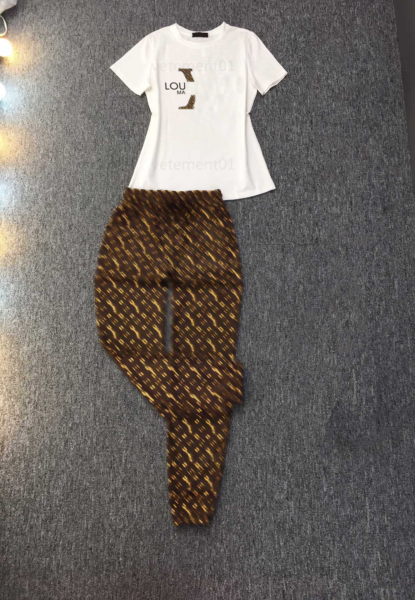 Fashion Two Piece Set Tracksuit Women Classic Pattern Decorated Round Neck Short-sleeved T Shirt Elastic Waist Casual Pants Designer Sets Womens 0607
Fashion Two Piece Set Tracksuit Women Classic Pattern Decorated Round Neck Short-sleeved T Shirt Elastic Waist Casual Pants Designer Sets Womens 0607
