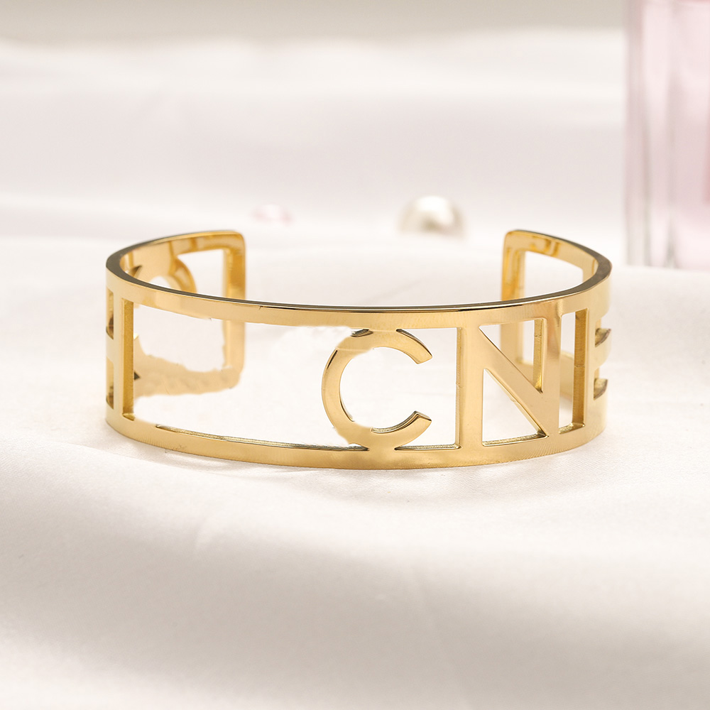 Designer Branded Bracelets Women Glossy Bangle Luxury Hollow Out Letter 18K Gold Plated Stainless Steel Wedding Lovers Jewelry Gift ZG2251
Designer Branded Bracelets Women Glossy Bangle Luxury Hollow Out Letter 18K Gold Plated Stainless Steel Wedding Lovers Jewelry Gift ZG2251