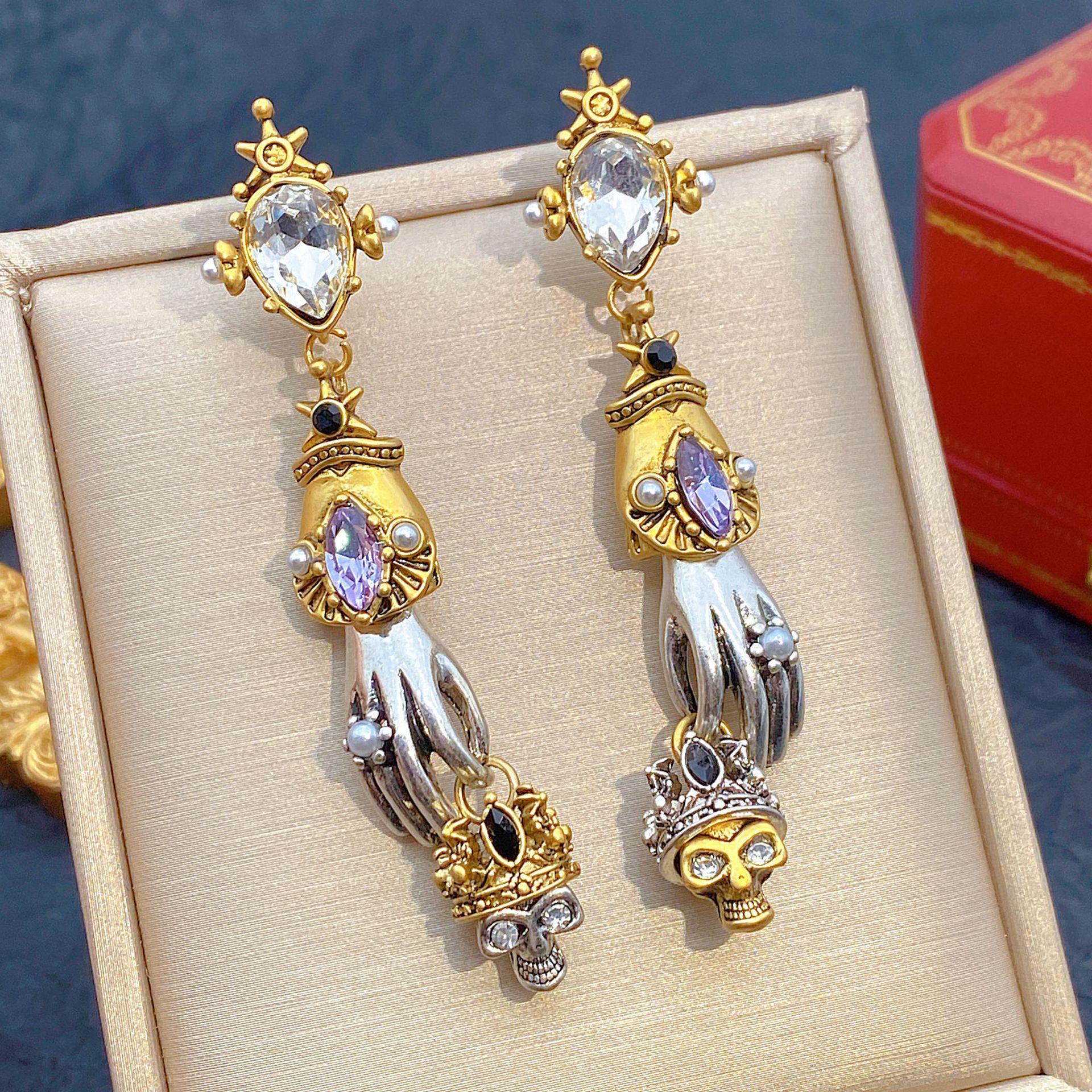 Designer earrings Ghost designer bronzer ghost hand exaggerated skull earrings set ring necklace
Designer earrings Ghost designer bronzer ghost hand exaggerated skull earrings set ring necklace