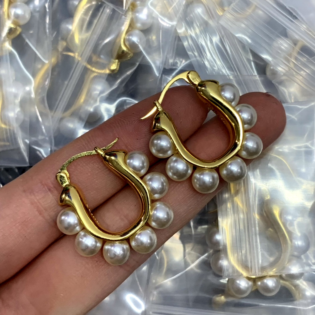 New designed TRIOMPHE Arch GOLD Pearl HOOPE EARRINGS IN BRASS WOMEN EAR STUDS Designer Jewelry CE LINE901188
New designed TRIOMPHE Arch GOLD Pearl HOOPE EARRINGS IN BRASS WOMEN EAR STUDS Designer Jewelry CE LINE901188