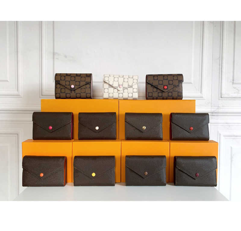 High Quality Luxurys Designers bag Wallets Fashion Short Victorine Wallet flower Monograms Empreinte Classic Pallas Card Holder Zippy Coin Purses, Brown check/pink
High Quality Luxurys Designers bag Wallets Fashion Short Victorine Wallet flower Monograms Empreinte Classic Pallas Card Holder Zippy Coin Purses, Brown check/pink