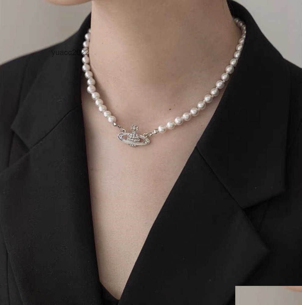 Pendant Necklaces Chaopai Diamond Encrusted Pearl Necklace Womens Net Red Light Luxury Vivian Westwood Fl Planet Clavicle Drop Tidal flow design 52ess
Pendant Necklaces Chaopai Diamond Encrusted Pearl Necklace Womens Net Red Light Luxury Vivian Westwood Fl Planet Clavicle Drop Tidal flow design 52ess