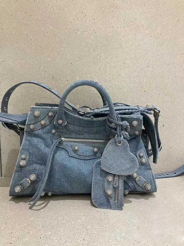 Net red same casual diamond studded rivet cowboy portable locomotive bag diagonal cross bag new in spring and summer of 2022 230621, Blue denim diamond
Net red same casual diamond studded rivet cowboy portable locomotive bag diagonal cross bag new in spring and summer of 2022 230621, Blue denim diamond