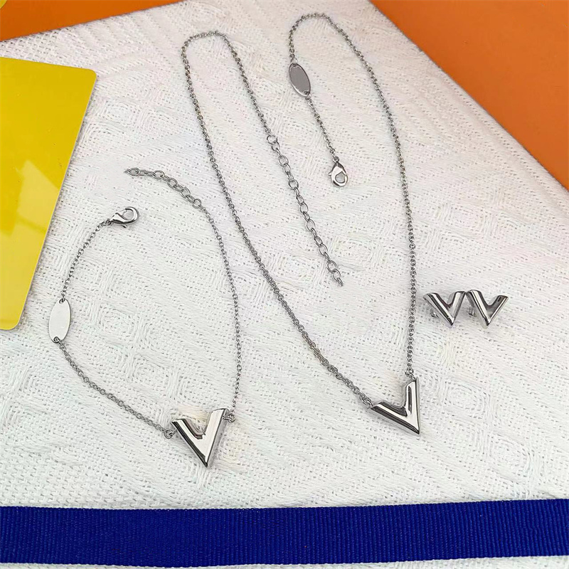 luxury letter necklace womens silver chain Stainless Steel jewelry Europe America fashion 18k gold necklaces Japan designer sterling silver necklace for women
luxury letter necklace womens silver chain Stainless Steel jewelry Europe America fashion 18k gold necklaces Japan designer sterling silver necklace for women