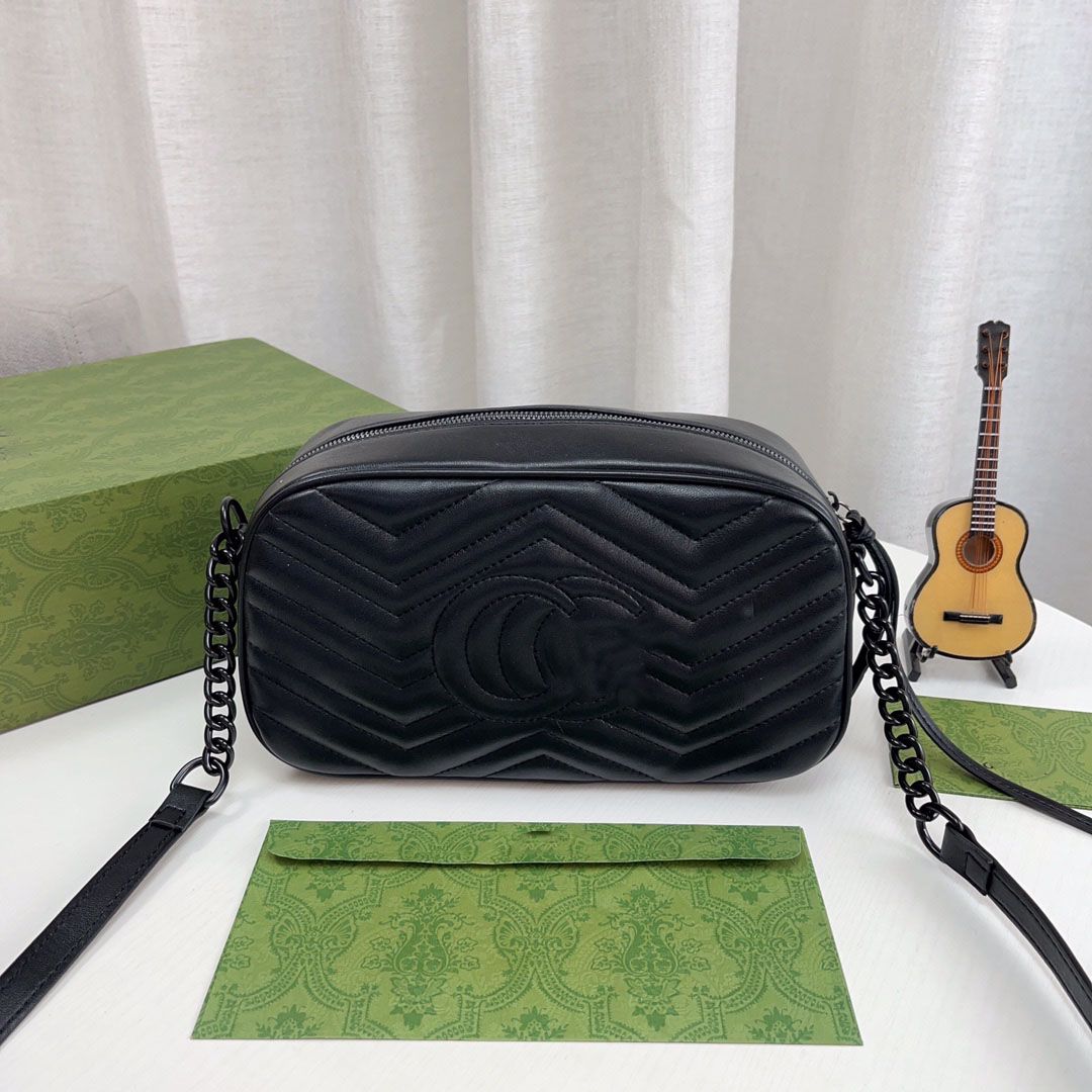 2023 classic designer chain handbag messenger bag chain heart-shaped shoulder V-wave messenger women's gift bag with bag box Etqis, Black
2023 classic designer chain handbag messenger bag chain heart-shaped shoulder V-wave messenger women's gift bag with bag box Etqis, Black