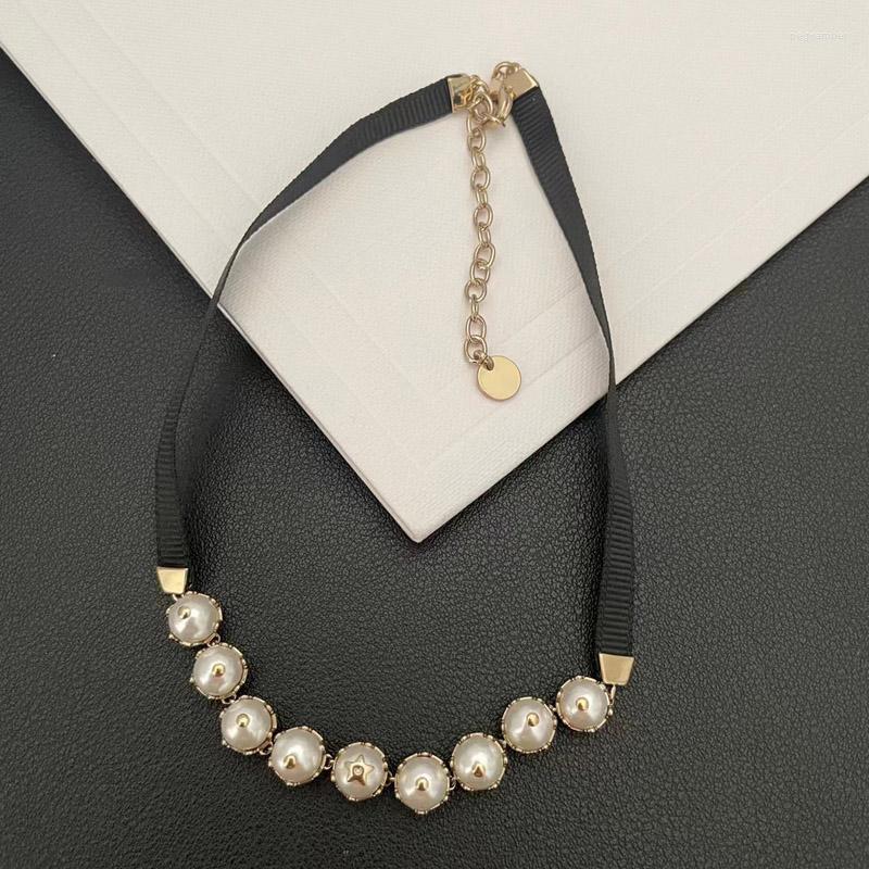 Pendant Necklaces Famous Designer Brand Retro Pearl Ribbon Choker Necklace Women Trendy French Simple Temperament High-end Jewelry
Pendant Necklaces Famous Designer Brand Retro Pearl Ribbon Choker Necklace Women Trendy French Simple Temperament High-end Jewelry