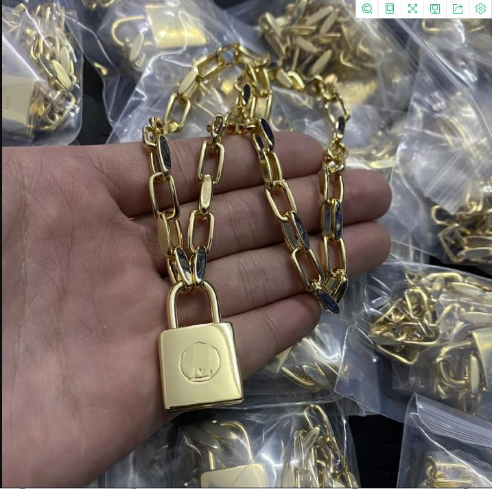 Luxury Brand Pendant Letter Flowers Pendant Necklace Designer Fashion Gold Plate Simple Necklaces Wedding Party Crysatl Woman Jewerlry Necklace VN-0991
Luxury Brand Pendant Letter Flowers Pendant Necklace Designer Fashion Gold Plate Simple Necklaces Wedding Party Crysatl Woman Jewerlry Necklace VN-0991