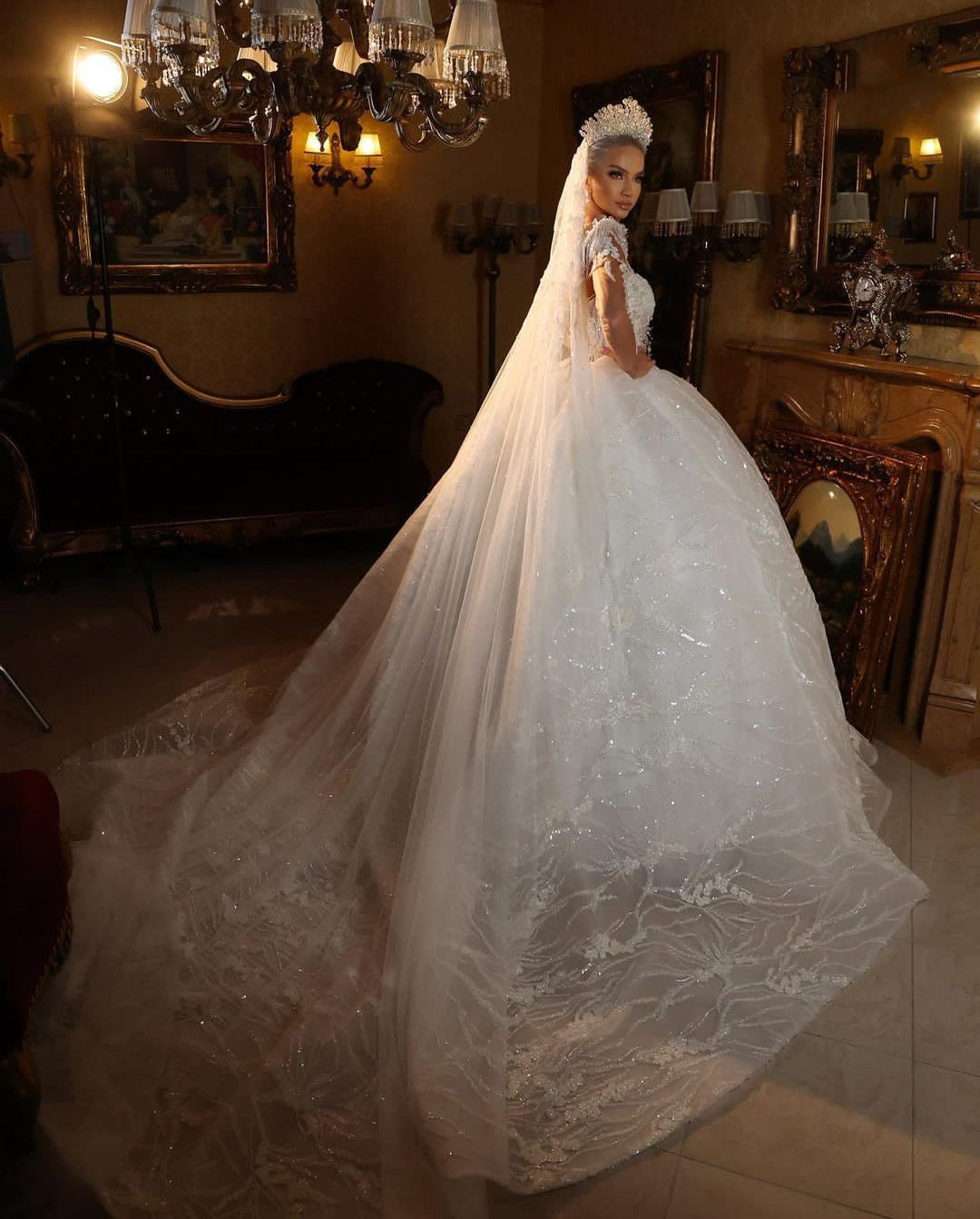 Elegant Ball Gown Wedding Dresses V Neck Long Sleeves Sequins Appliques Beaded or Length Ruffles 3D Lace Zipper Tassel Bridal Gowns Plus Size Vestido 