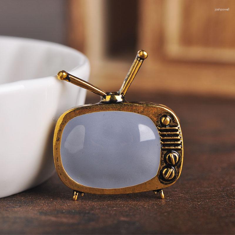 Brooches FUNMOR Vintage Cable Television Shape Alloy Gray Enamel Nostalgic TV Brooch Pins Women Men Souvenir Party Badge Jewelry
Brooches FUNMOR Vintage Cable Television Shape Alloy Gray Enamel Nostalgic TV Brooch Pins Women Men Souvenir Party Badge Jewelry