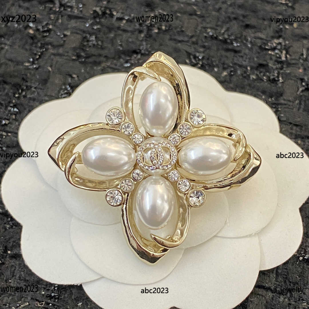 fashion girl brooch designer Pearl decoration women Brooches high quality jewelry Free shipping Four leaf shape Pins #Including box
fashion girl brooch designer Pearl decoration women Brooches high quality jewelry Free shipping Four leaf shape Pins #Including box