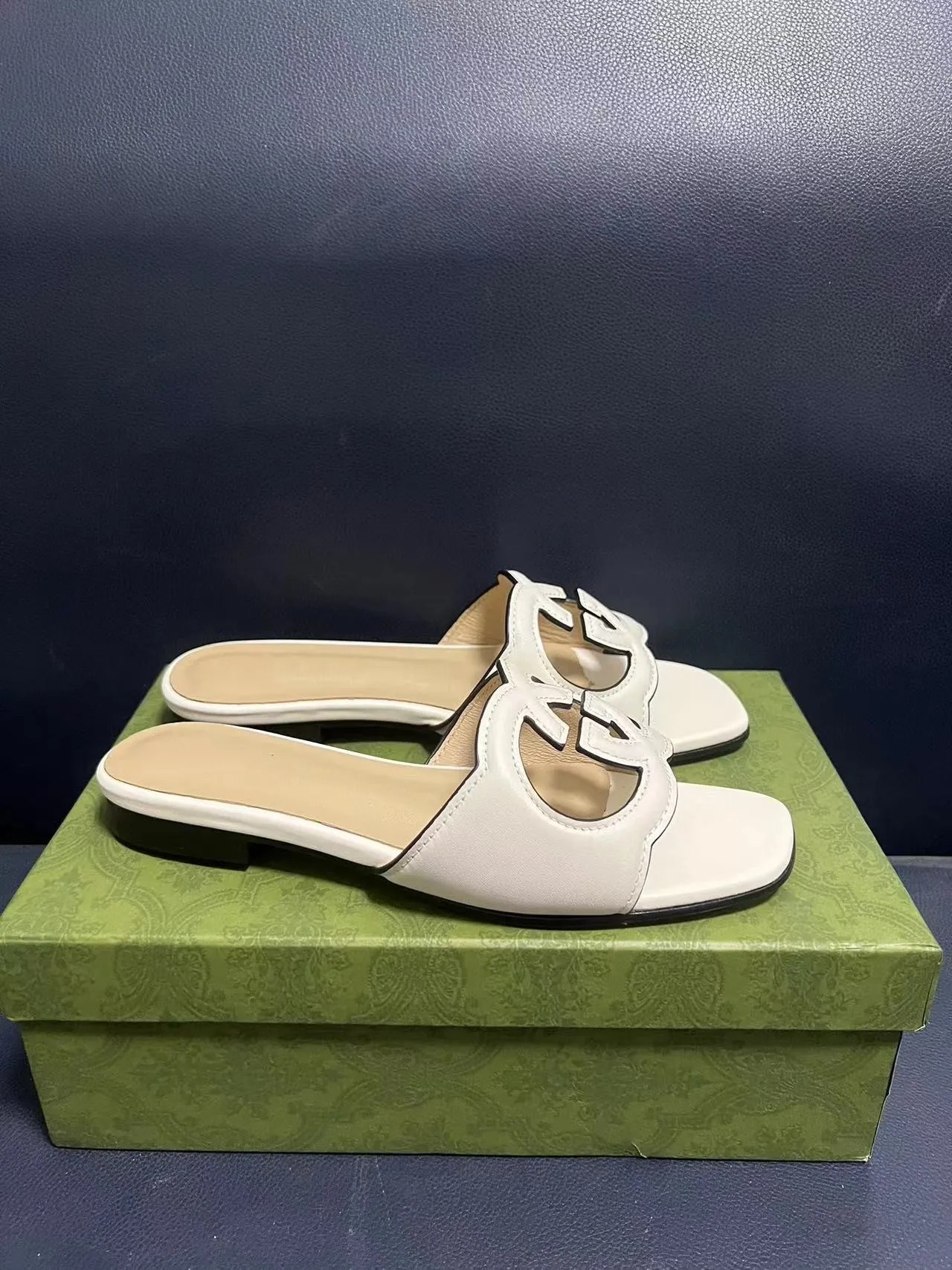 slipper Luxury designer leather ladies sandals summer flat shoes fashion beach women slippers letter drag
slipper Luxury designer leather ladies sandals summer flat shoes fashion beach women slippers letter drag