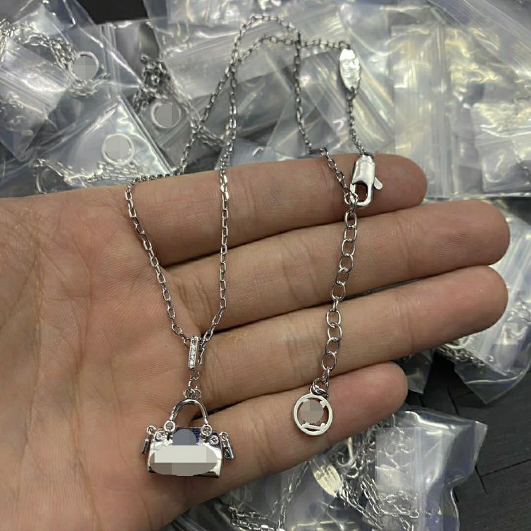 Luxury Brand Pendant Letter Flowers Pendant Necklace Designer Fashion Gold Plate Simple Necklaces Wedding Party Crysatl Woman Jewerlry Necklace VN-097