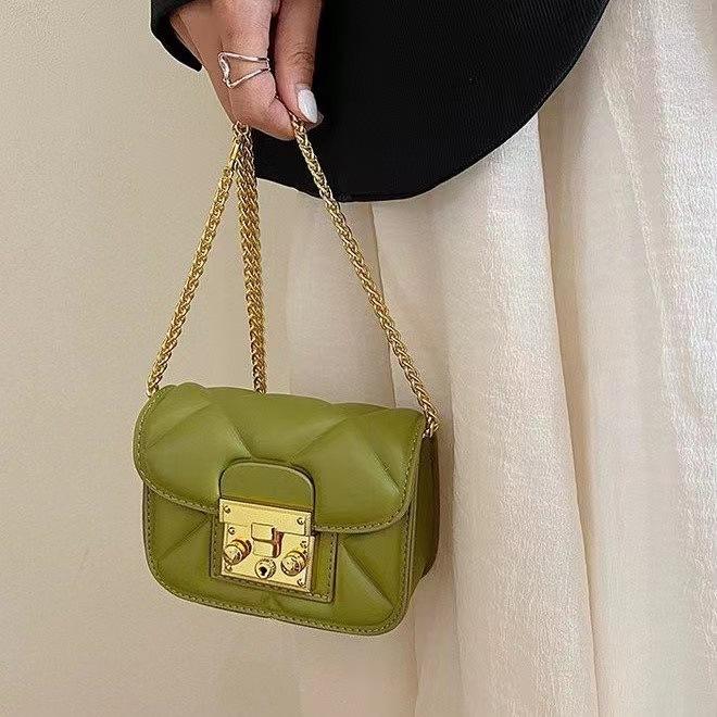 Cosmetic Bags Versatile Mini Lingge Diagonal Straddle Bag 2023 Simple And Personalized Small Advanced Feeling Red, Green
Cosmetic Bags Versatile Mini Lingge Diagonal Straddle Bag 2023 Simple And Personalized Small Advanced Feeling Red, Green