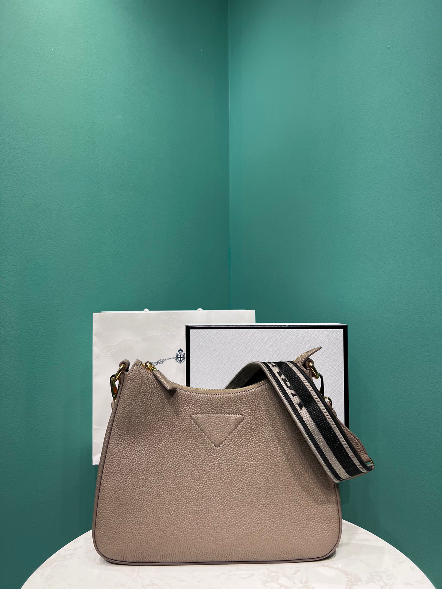 1BC178 The latest women's crossbody bag features a deerskin print cowhide shoulder bag with long fabric straps adjustable design is perfect
1BC178 The latest women's crossbody bag features a deerskin print cowhide shoulder bag with long fabric straps adjustable design is perfect