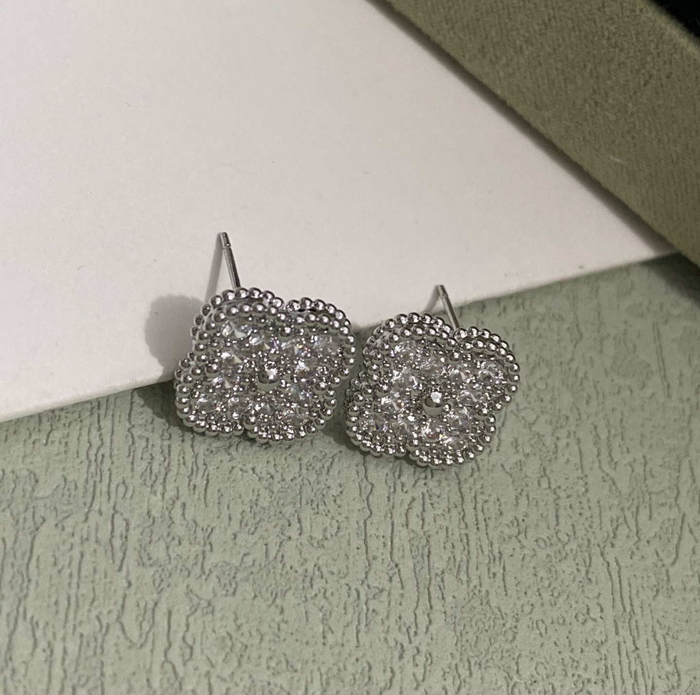Designers 4/Four Leaf Clover Charm Earrings Silver Fashion 18K Gold Plated for Women&Girls Valentine's Wedding Jewelry Gifft
Designers 4/Four Leaf Clover Charm Earrings Silver Fashion 18K Gold Plated for Women&Girls Valentine's Wedding Jewelry Gifft