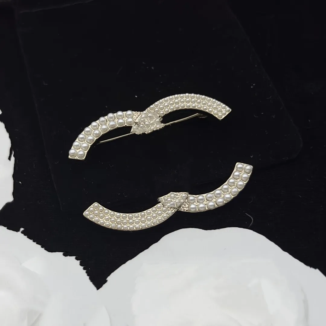 High Luxury Brand elegant Designer Double Letter ccity Pins Brooches Women Cape Buckle Brooch Suit channel Pin Wedding Party Jewerlry Accessories Gifts kx9b
High Luxury Brand elegant Designer Double Letter ccity Pins Brooches Women Cape Buckle Brooch Suit channel Pin Wedding Party Jewerlry Accessories Gifts kx9b