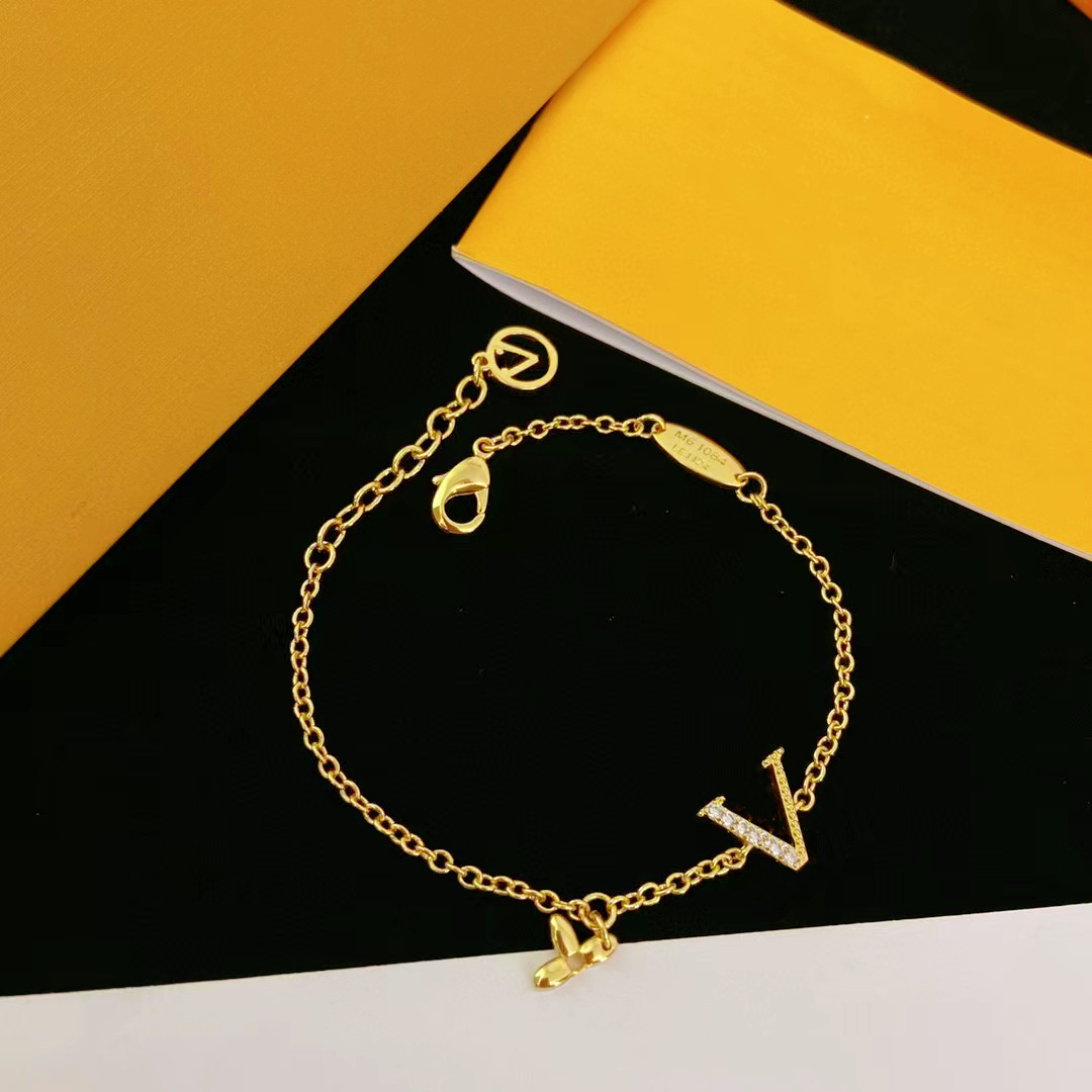 fadeless Charm Bracelet Designers 18k Gold Plated Luxury v Letter Fashion Women Love Stainless Steel Bracelets Wedding Party Jewelry Gift
fadeless Charm Bracelet Designers 18k Gold Plated Luxury v Letter Fashion Women Love Stainless Steel Bracelets Wedding Party Jewelry Gift