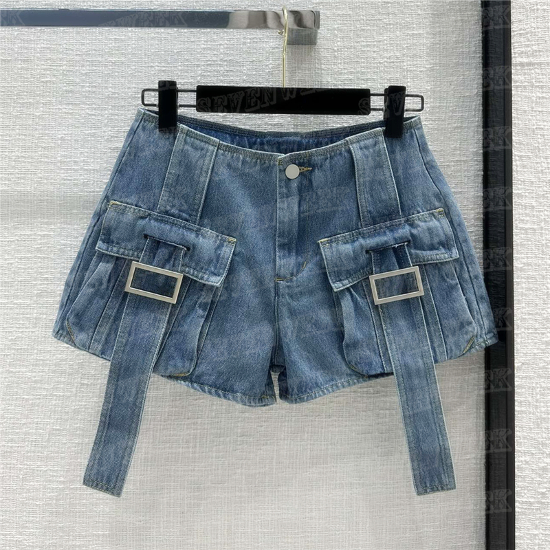 Metal Letter Denim Shorts Pants For Women High Waist Designer Jeans Cool Girls Mini Short Pant Streetwear, Blue
Metal Letter Denim Shorts Pants For Women High Waist Designer Jeans Cool Girls Mini Short Pant Streetwear, Blue