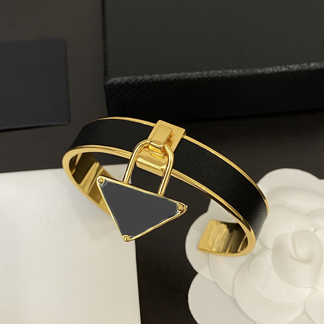 Bracelet Fashion Designer Luxury Fashion Bangle Black And White Triangle Gilded Titanium Steel Women's Bracelets Classic Personality Jewelry
Bracelet Fashion Designer Luxury Fashion Bangle Black And White Triangle Gilded Titanium Steel Women's Bracelets Classic Personality Jewelry