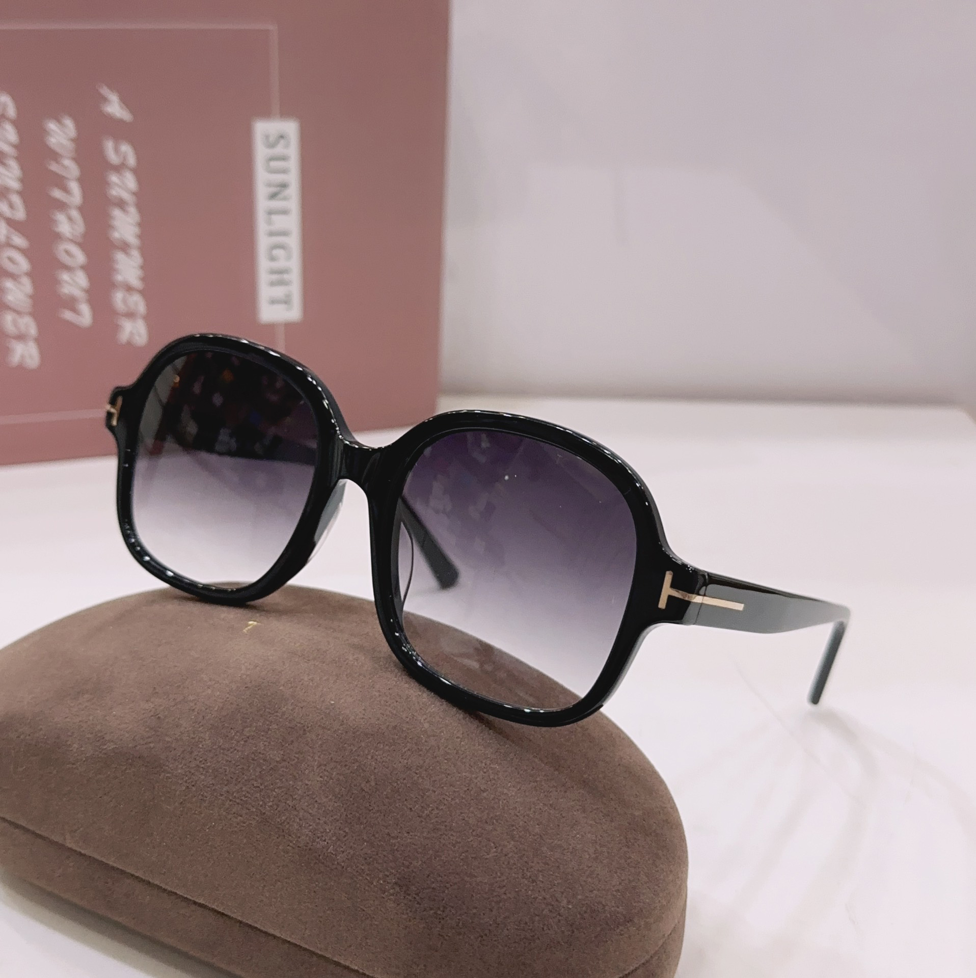 Classic TOMFORD Sunglasses, Large Frame Plate, Men's and Women's Designers, Trendy and Fashionable Appearance Glasses, Driving Sunglasses
Classic TOMFORD Sunglasses, Large Frame Plate, Men's and Women's Designers, Trendy and Fashionable Appearance Glasses, Driving Sunglasses