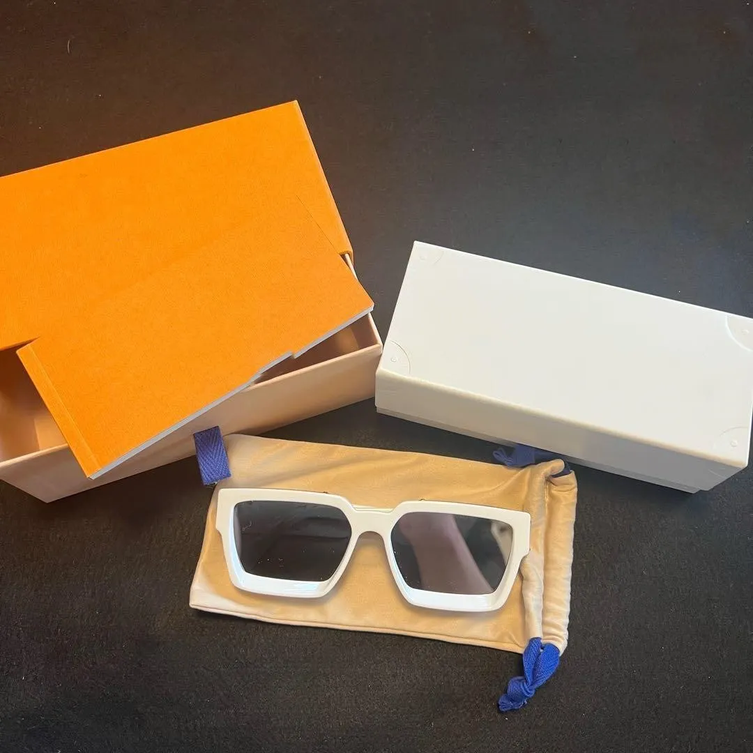 Top Quality Protection Unisex Eyewear Fashion Luxury Designer Sunglasses for Couple Square Frame Vintage 1165 Shiny Plated Glasses 96006
Top Quality Protection Unisex Eyewear Fashion Luxury Designer Sunglasses for Couple Square Frame Vintage 1165 Shiny Plated Glasses 96006