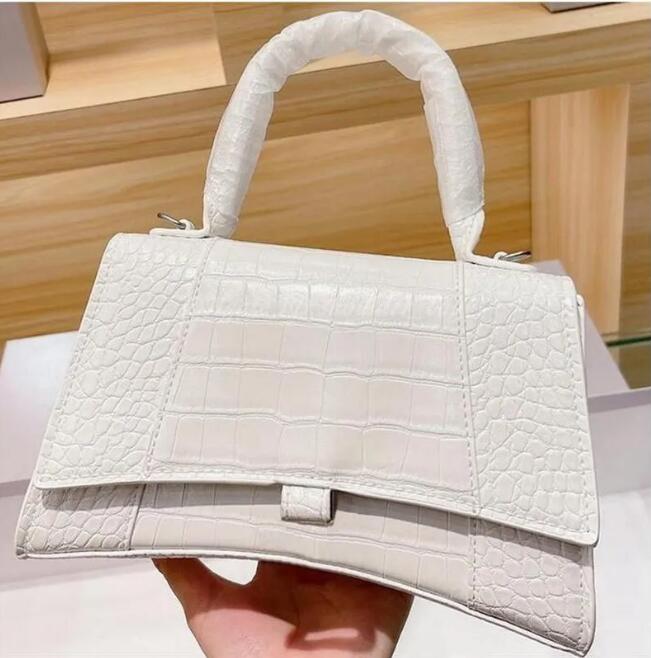 2022 Hot Lady shopping Bags Fashion Handbags Women Totes Shoulder Cross Body Half Moon Luxury Genuine Leather Classic Retro Purse wallets handle square, Red
2022 Hot Lady shopping Bags Fashion Handbags Women Totes Shoulder Cross Body Half Moon Luxury Genuine Leather Classic Retro Purse wallets handle square, Red