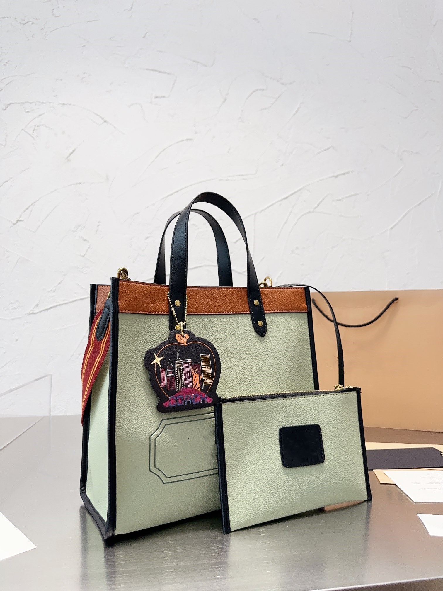 Ss21 totes Travel Bag Luxury Women's Handbag Classic Designer Large Capacity Fashion Handheld Mommy Bag New Color Matching Shoulder Crossbodys Bag Handbag
Ss21 totes Travel Bag Luxury Women's Handbag Classic Designer Large Capacity Fashion Handheld Mommy Bag New Color Matching Shoulder Crossbodys Bag Handbag