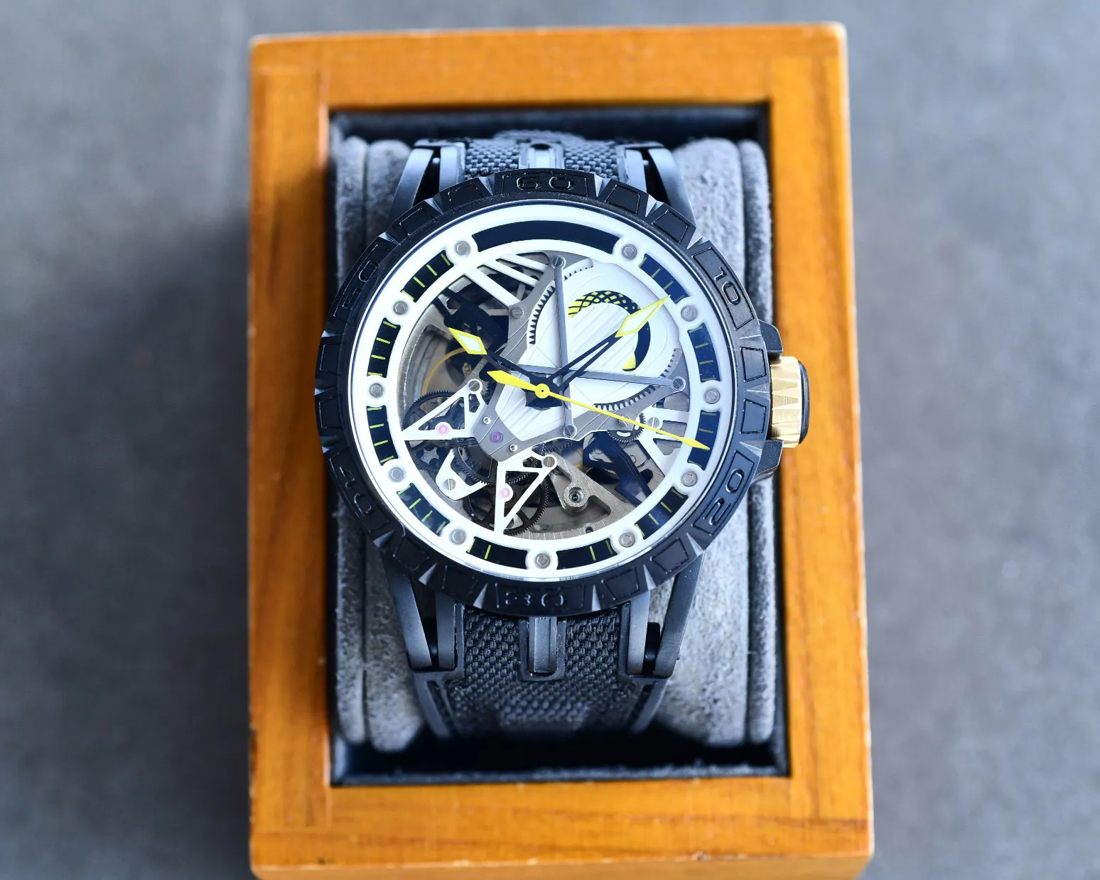 Men's watch stainless steel case mechanical automatic chain movement nylon rubber composite strap
Men's watch stainless steel case mechanical automatic chain movement nylon rubber composite strap