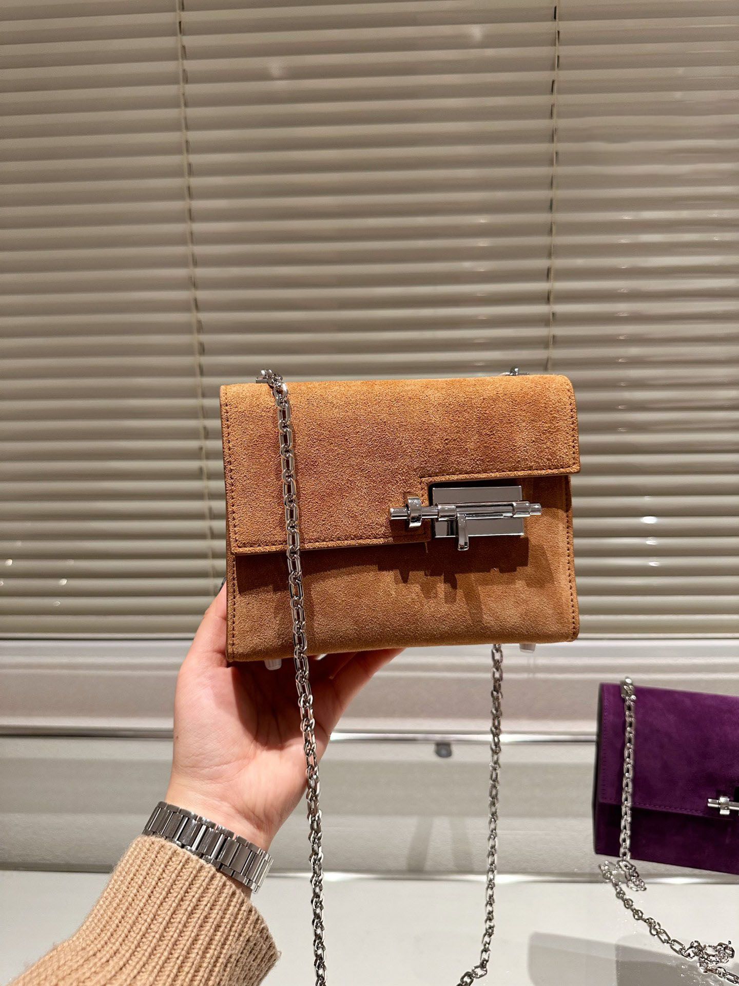 Designer style ladies velvet Crossbody lock with bag bag new classic shoulder latch pistol Phpuq, Brown
Designer style ladies velvet Crossbody lock with bag bag new classic shoulder latch pistol Phpuq, Brown