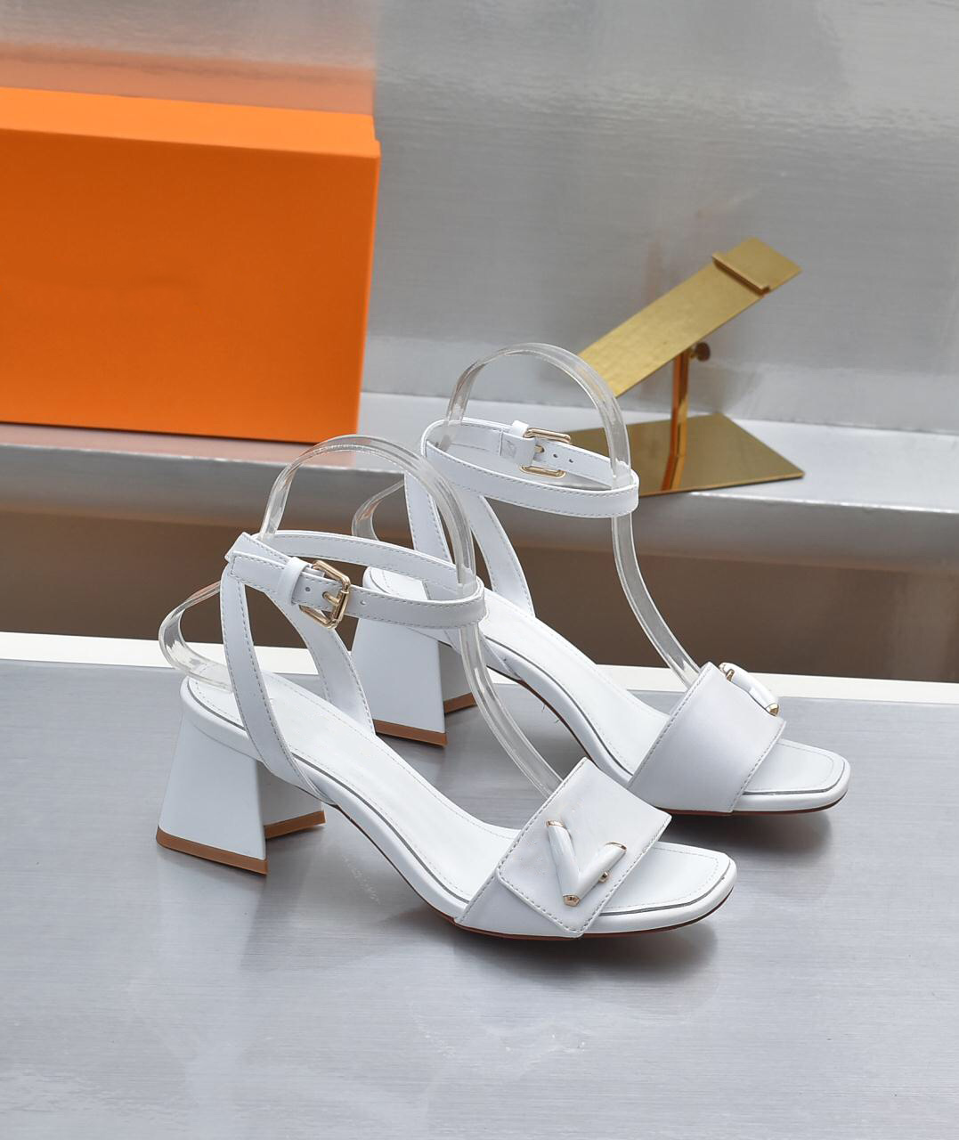 2023 classic sandals luis Luxury designer leather ladies sandals summer vuttonity slide fashion women slippers letter drag LX051
2023 classic sandals luis Luxury designer leather ladies sandals summer vuttonity slide fashion women slippers letter drag LX051
