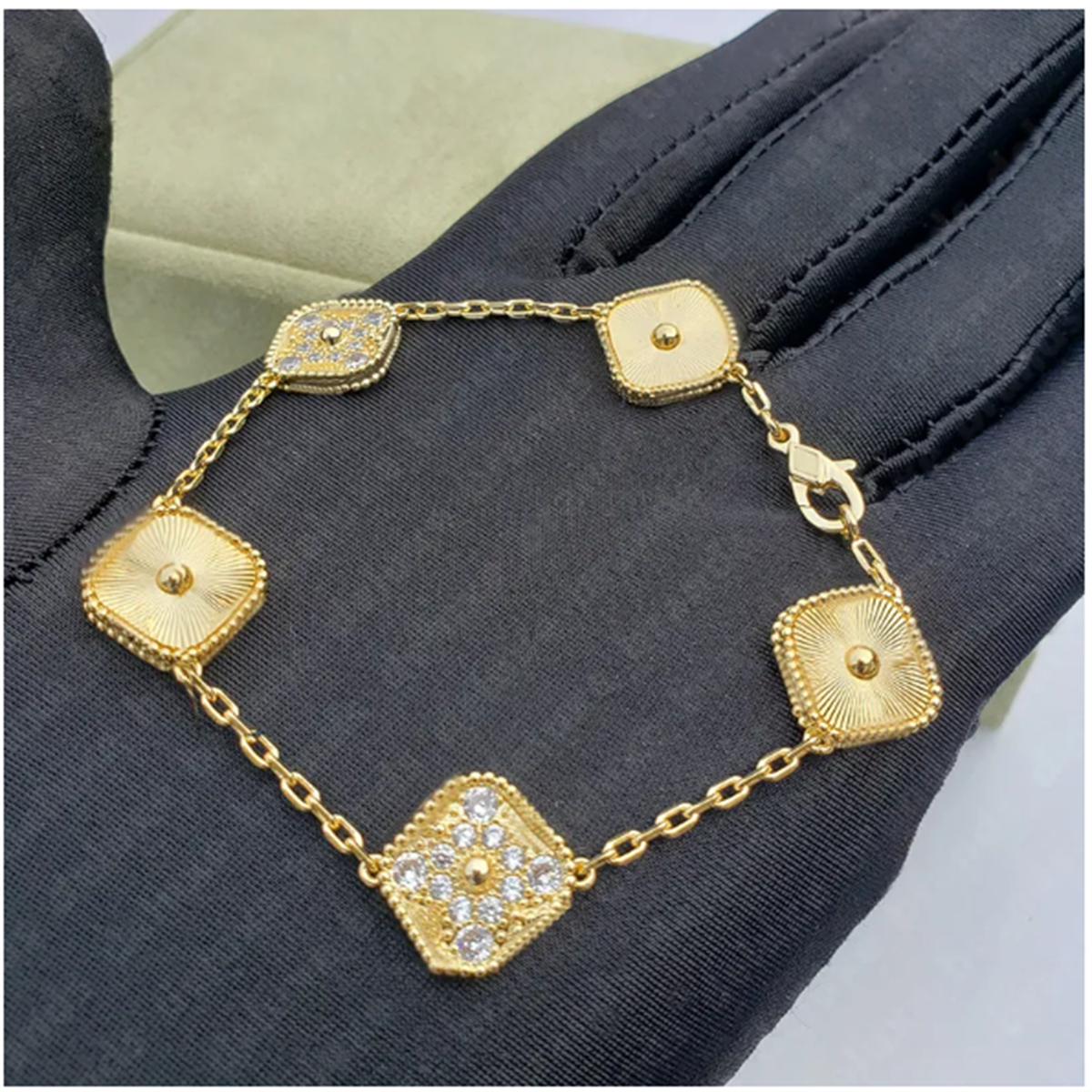 Luxury Classic 4/ Four-leaf Clover Lucky Bracelet 18K gold agate shell Mother-of-Pearl Gift for stylish girls wedding Mother's Day jewelry for women
Luxury Classic 4/ Four-leaf Clover Lucky Bracelet 18K gold agate shell Mother-of-Pearl Gift for stylish girls wedding Mother's Day jewelry for women
