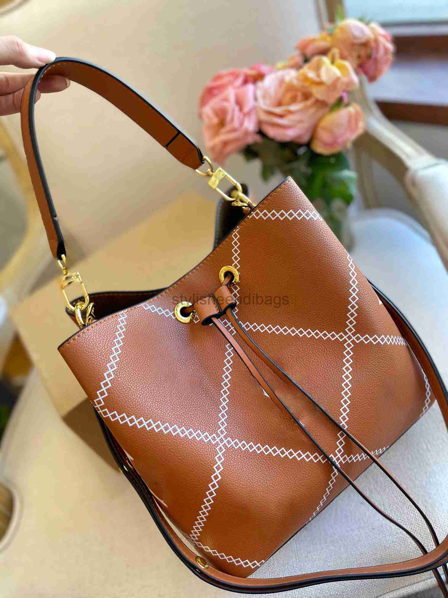 Totes Shoulder bag Luxury tote purse Brand handbag message bags Genuine Leather Cluth Crossbody Original 5A Quality Cattlehide 25CM Old Flower Bucket Bag Vintage, Box
Totes Shoulder bag Luxury tote purse Brand handbag message bags Genuine Leather Cluth Crossbody Original 5A Quality Cattlehide 25CM Old Flower Bucket Bag Vintage, Box