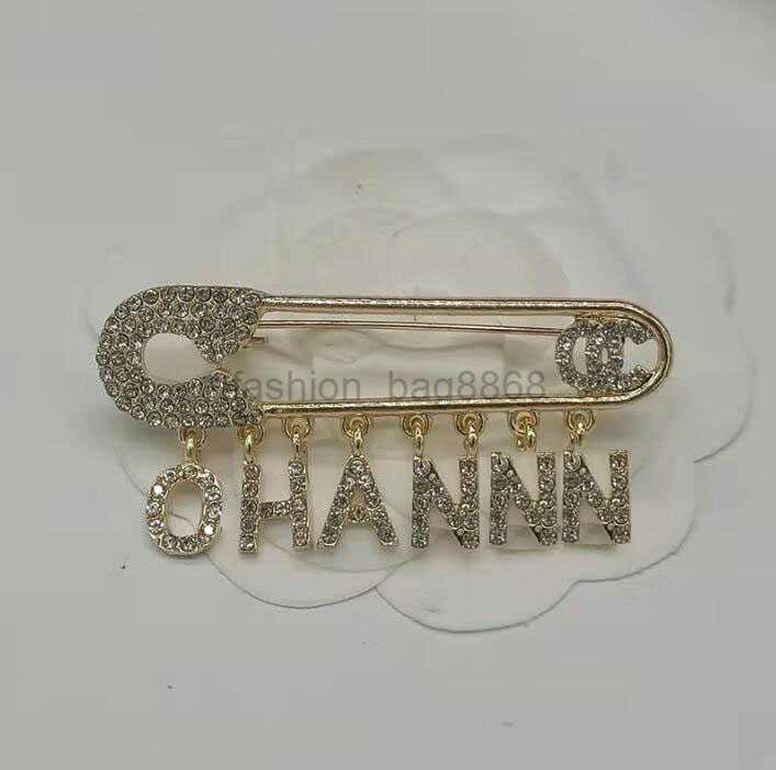 Fashion Designer High-end Sweater Suit Collar Pin Brooches for Mens Womens Luxury Inlay High Quality Crystal Rhinestone 18K Gold Plated Pendant Brooche Jewelry Gift
Fashion Designer High-end Sweater Suit Collar Pin Brooches for Mens Womens Luxury Inlay High Quality Crystal Rhinestone 18K Gold Plated Pendant Brooche Jewelry Gift