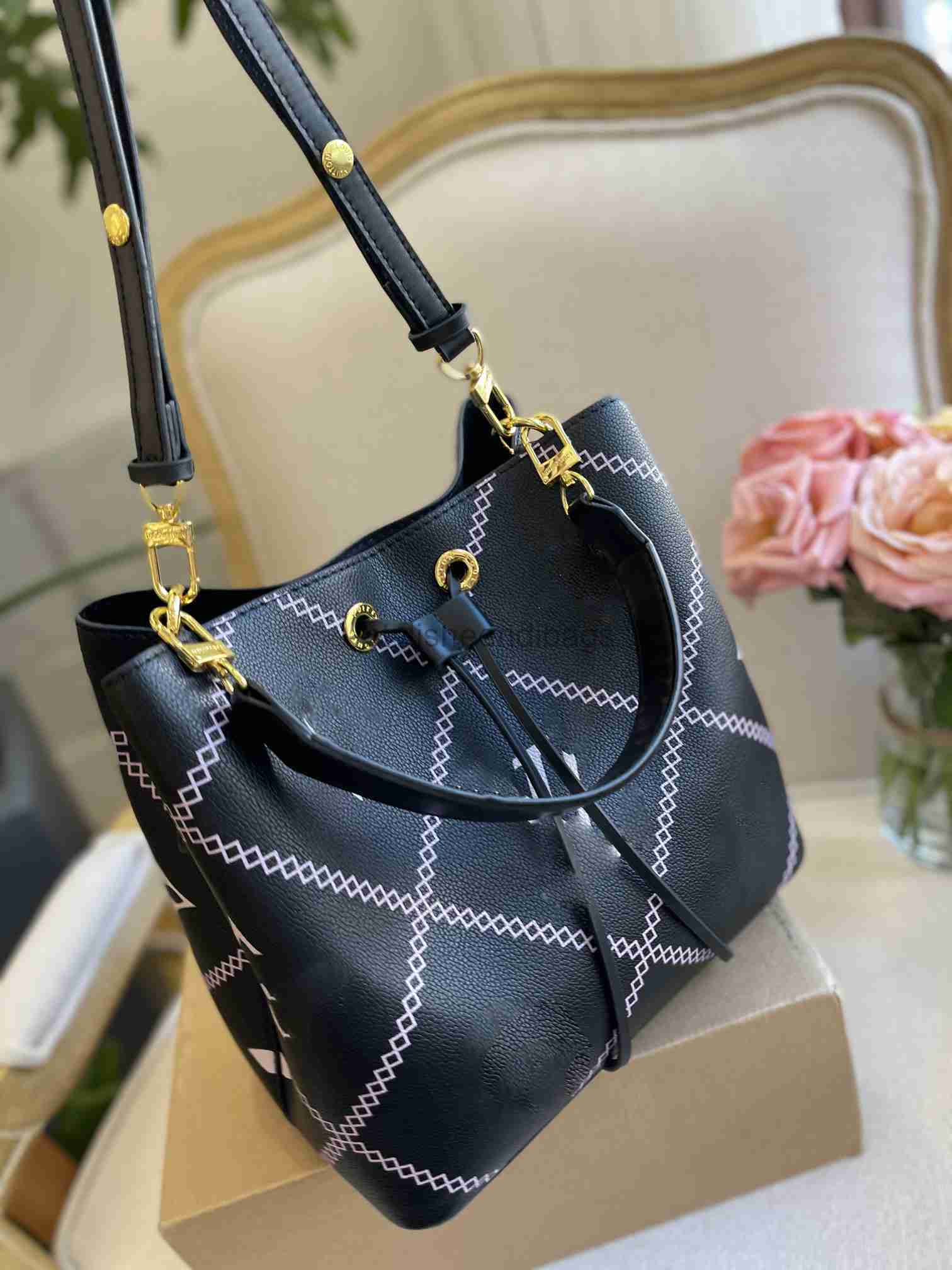 Totes Shoulder bag Luxury tote purse Brand handbag message bags Genuine Leather Cluth Crossbody Original 5A Quality Cattlehide 25CM Old Flower, Box
Totes Shoulder bag Luxury tote purse Brand handbag message bags Genuine Leather Cluth Crossbody Original 5A Quality Cattlehide 25CM Old Flower, Box