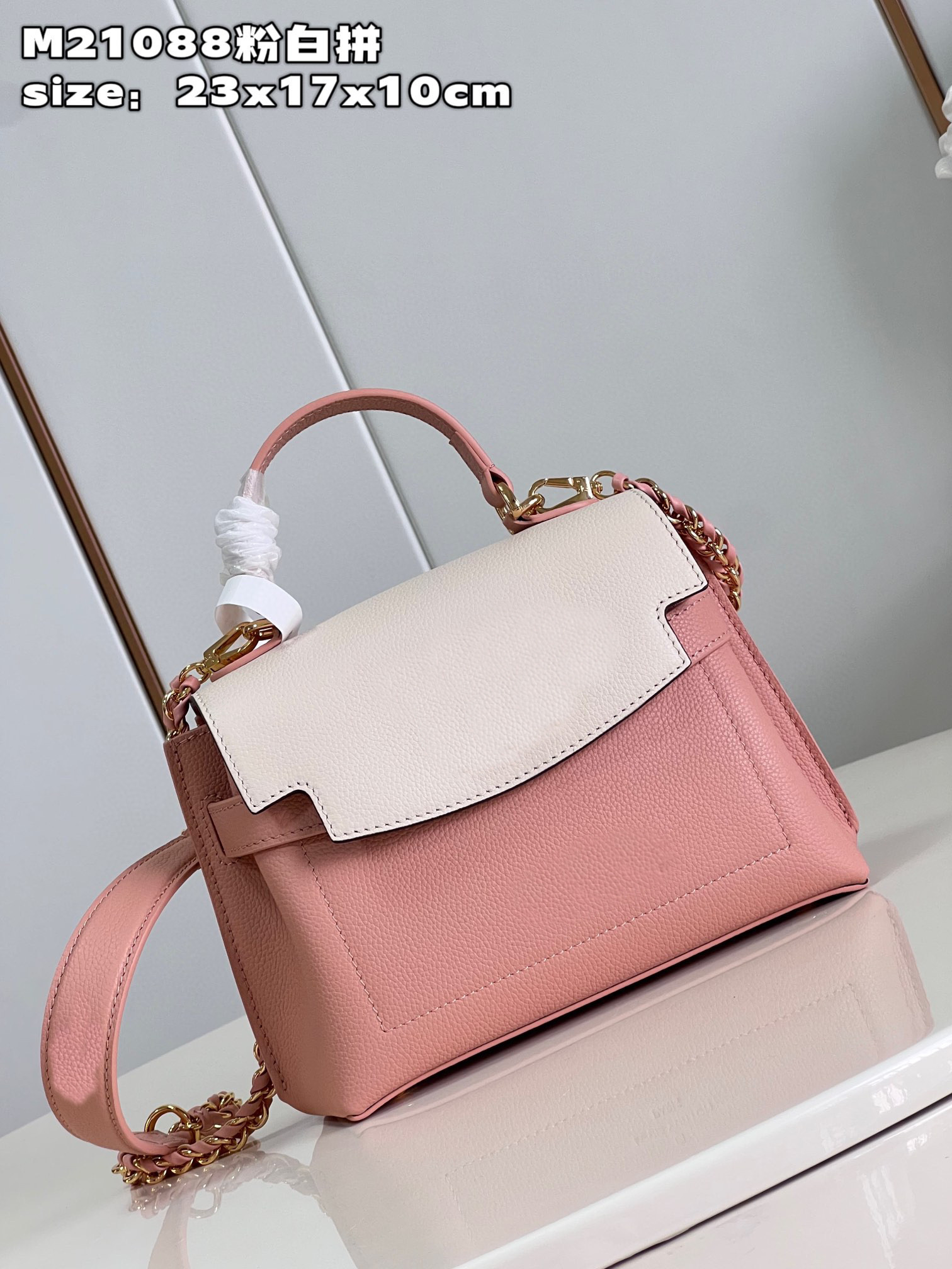 2023 Women's top-level original order, pink and white mini handbag made of grain cowhide leather, with shoulder and crossbody, and top handle for elegant portability
2023 Women's top-level original order, pink and white mini handbag made of grain cowhide leather, with shoulder and crossbody, and top handle for elegant portability
