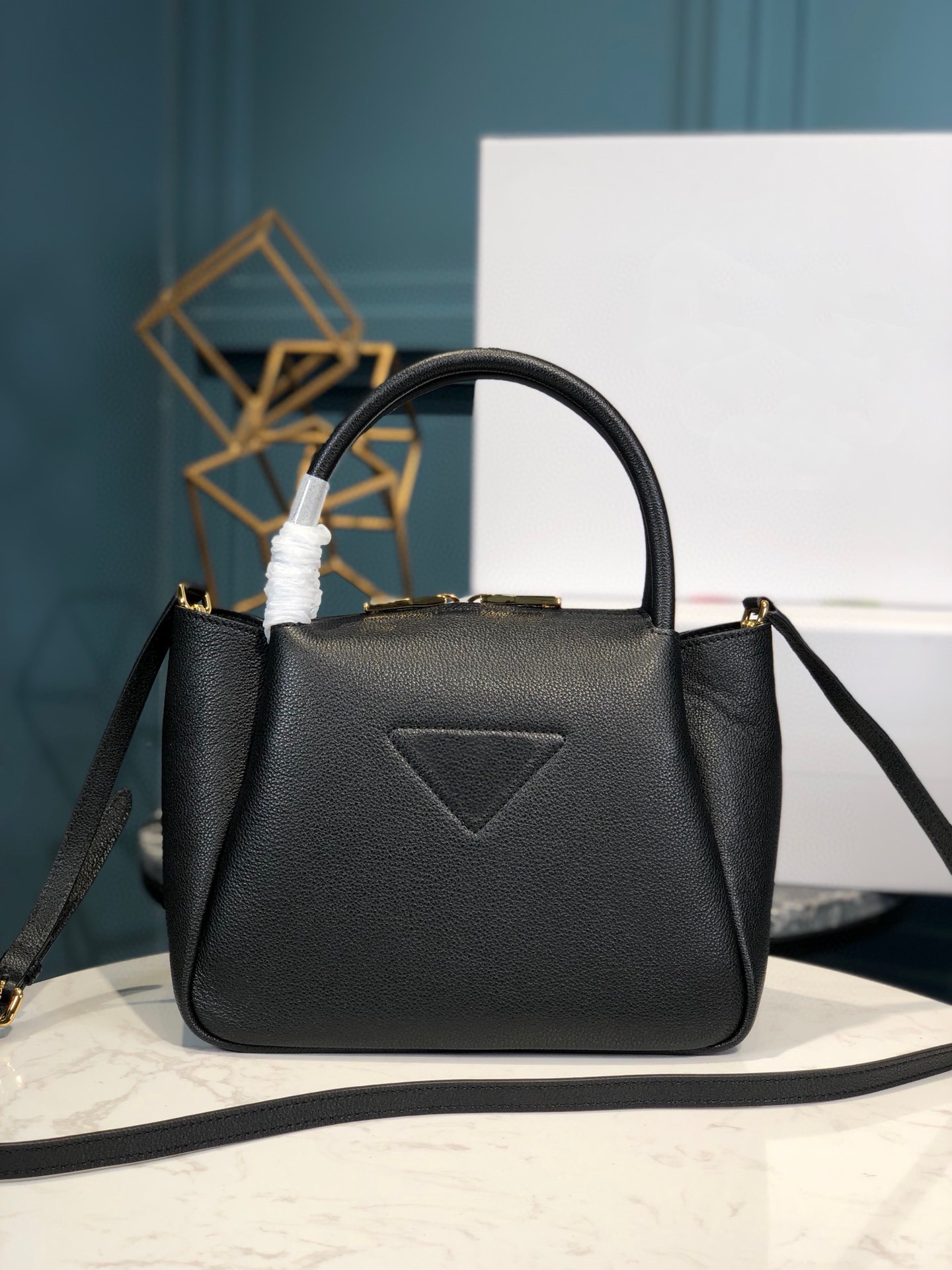 2023 New women's handbag soft cowhide crossbody bag High-end quality shoulder bag soft sheep leather lining front metal engraved logo must be entered1BC145, Black
2023 New women's handbag soft cowhide crossbody bag High-end quality shoulder bag soft sheep leather lining front metal engraved logo must be entered1BC145, Black