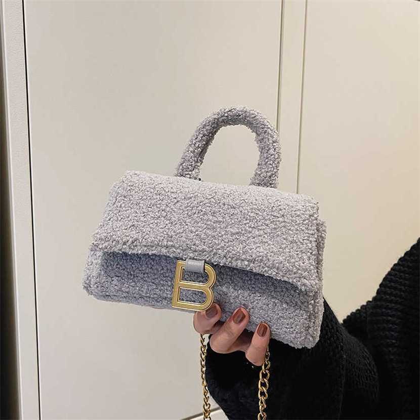 Designer bag 2023 hand Winter trend plush hourglass new texture letter decoration portable women's chain shoulder, Black6
Designer bag 2023 hand Winter trend plush hourglass new texture letter decoration portable women's chain shoulder, Black6