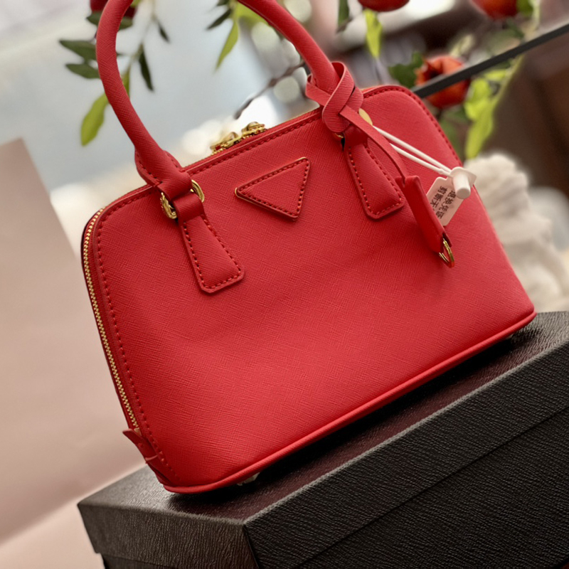 Belt Women Triangle Purses Luxurys Shell Handbag Designer Bag Lady Cross Pattern Red Hobo Prad Shoulder Handle Crossbody Bags Tote Satchel Metal size 23x16cm, 17#
Belt Women Triangle Purses Luxurys Shell Handbag Designer Bag Lady Cross Pattern Red Hobo Prad Shoulder Handle Crossbody Bags Tote Satchel Metal size 23x16cm, 17#