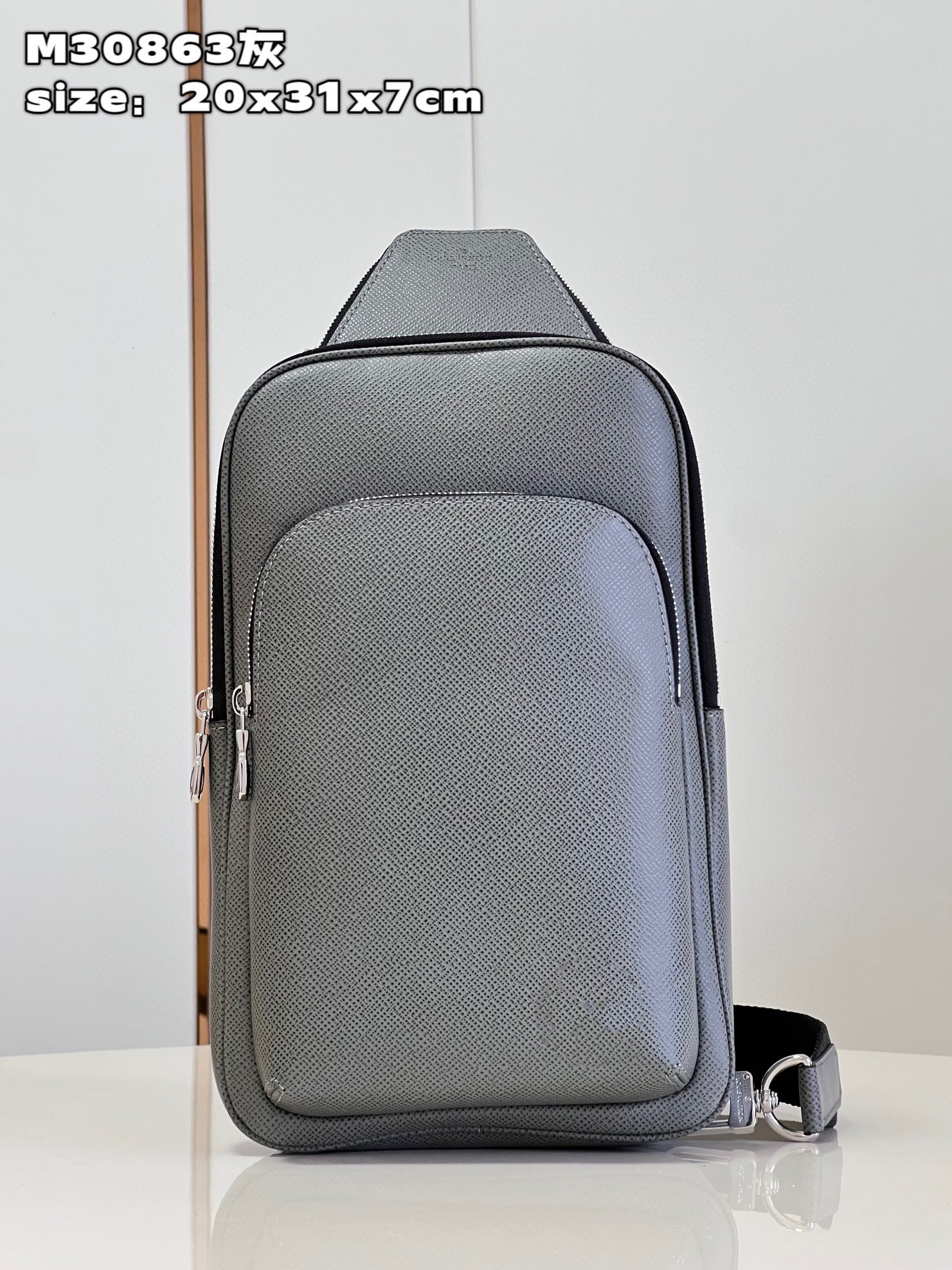 2023 Men's top-level original single replica shoulder bag made of cow leather, with a small zipper pocket at the top and adjustable shoulder straps for easy fixation, Grey
2023 Men's top-level original single replica shoulder bag made of cow leather, with a small zipper pocket at the top and adjustable shoulder straps for easy fixation, Grey