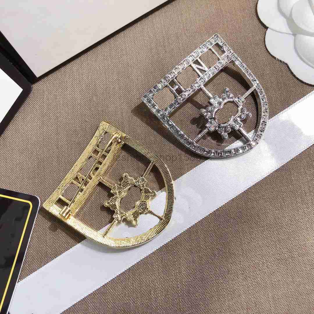 Luxury Women Ch Brooch Luxury Brand Jewelry Diamond Pearl Stamp Pin Brooch 18KGold Plated Vintage Fashion lovers Gift Wedding party Accessories With Box
Luxury Women Ch Brooch Luxury Brand Jewelry Diamond Pearl Stamp Pin Brooch 18KGold Plated Vintage Fashion lovers Gift Wedding party Accessories With Box