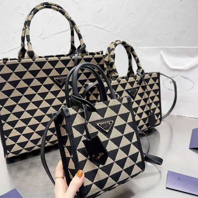 Designer bag 2023 handbag Stylish and minimalist Spring New Triangle Checker Handheld Casual Single Shoulder Underarm Women's Tote, White large
Designer bag 2023 handbag Stylish and minimalist Spring New Triangle Checker Handheld Casual Single Shoulder Underarm Women's Tote, White large