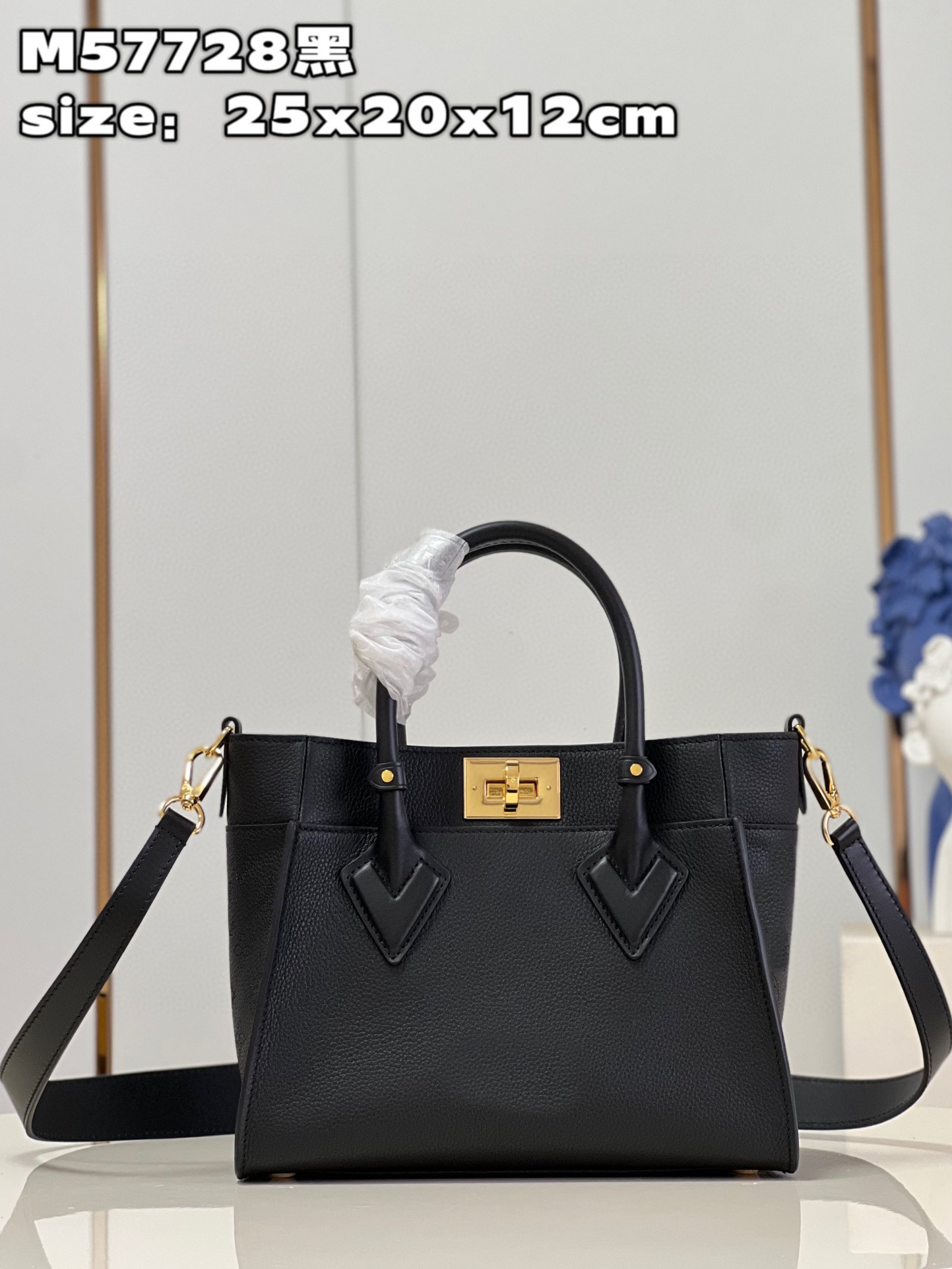 The 2023 women's one shoulder handbag is made of calf leather, with a detachable shoulder strap and gold buckle. The handbag has two external pockets, Black
The 2023 women's one shoulder handbag is made of calf leather, with a detachable shoulder strap and gold buckle. The handbag has two external pockets, Black