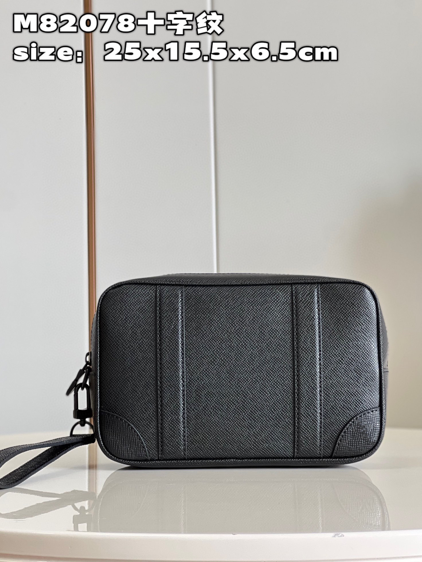 The 2023 men's top grade single cross pattern handbag features a spacious zipper opening that can be clipped onto the inside of the arm or tied to the wrist with a strap, Black
The 2023 men's top grade single cross pattern handbag features a spacious zipper opening that can be clipped onto the inside of the arm or tied to the wrist with a strap, Black